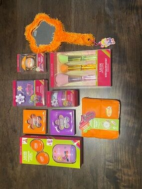 NWT Profusion Lizzie McGuire Makeup Set, Blush, Powder, Brushes, Vegan set of 9